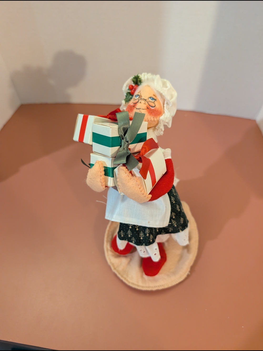 Vintage 1992 Annalee Mobilitee Mrs. Claus Figurine Holding Presents